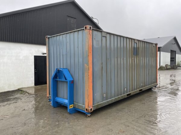 Sjöcontainer med krokram