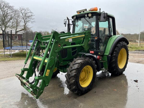 Jordbrukstraktor med frontlastare