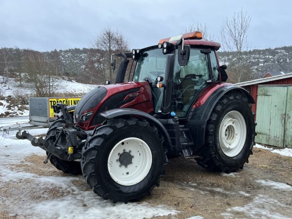 Skogsutrustad traktor med frontlyft