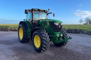 Grön John Deere traktor på auktion hos Fabeo