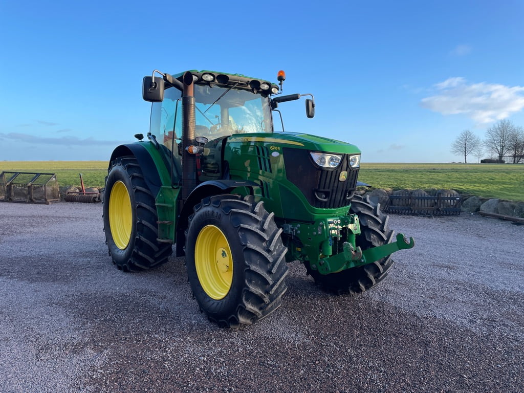 Grön John Deere traktor på auktion hos Fabeo