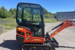 Röd minigrävare på auktion