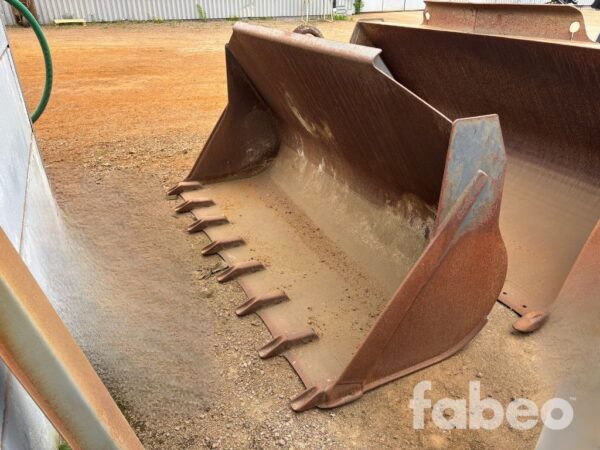 Volvo BM 7024-240 Volvo BM Grusskopa med tänder