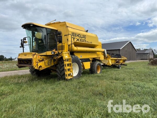 New Holland TX68 Plus Skördetröska med skärbord
