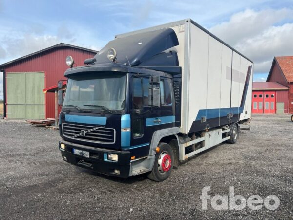 Volvo FL6 H Lastbil med bakgavellyft och öppningsbara sidor