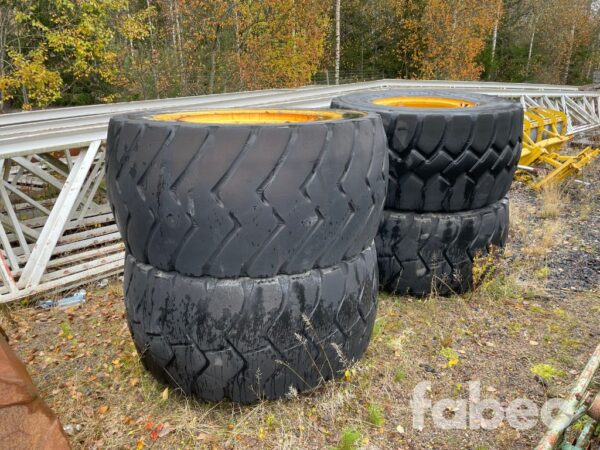 Fabeo - Hem 20 Michelin / Goodyear 800/65R29 på fälg