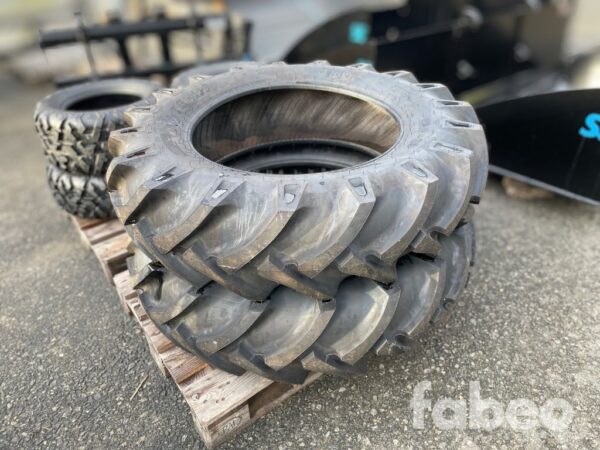 BKT TR-135 13.6-28 Diagonaldäck med slang BKT TR-135 13.6-28