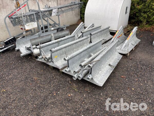 Galvade vägbarriärer / vägräcken med stolpar  Vägbarriärer / vägräcken