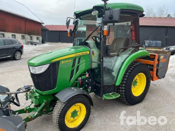John Deere 3045R Kompakttraktor med vikplog, sandspridare och jordfräs