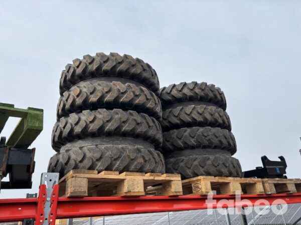 Mitas 8,25-20 på fälg Mitas 8,25-20 Hjul till hjulgrävare