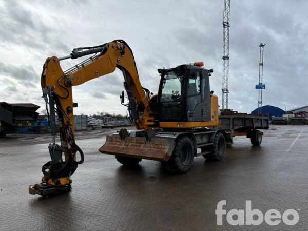 Liebherr A910 Compact Litronic Hjulgrävare med Redskap och Kärra