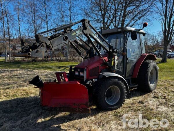 Massey Ferguson 4220 Traktor med lastare och redskap
