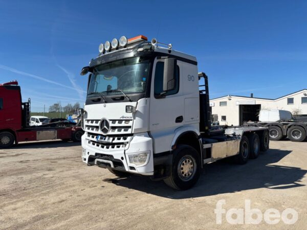 Mercedes-Benz Arocs 3251 8×4 Lastväxlare med plogutrustning