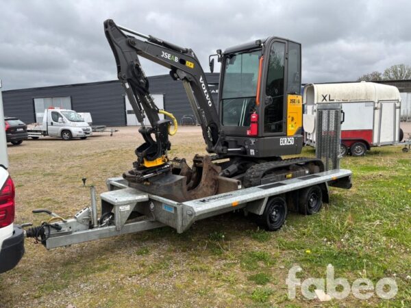 Volvo ECR25D med Hapert släp Minigrävare på 3,5-tons maskinsläp med redskap