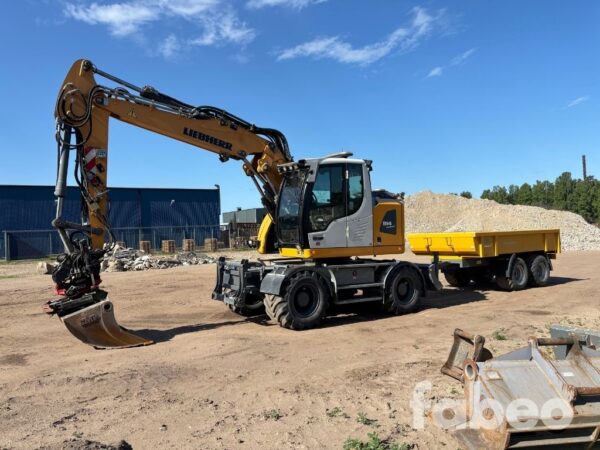 Liebherr A 914 Compact Litronic Liebherr A 914 Compact Litronic med vagn och redskap