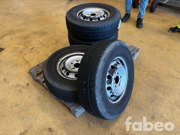 Falken 225/70 R15 4st däck på plåtfälg