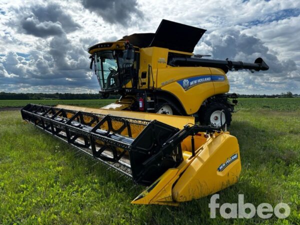 New Holland CR10.90 Revelation Twin Rotor tröska med skärbord