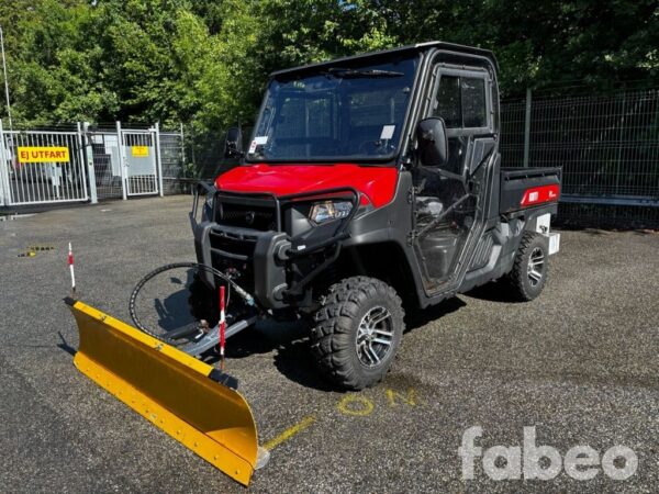 Kioti K9 2400 4x4 UTV med sandspridare och plog
