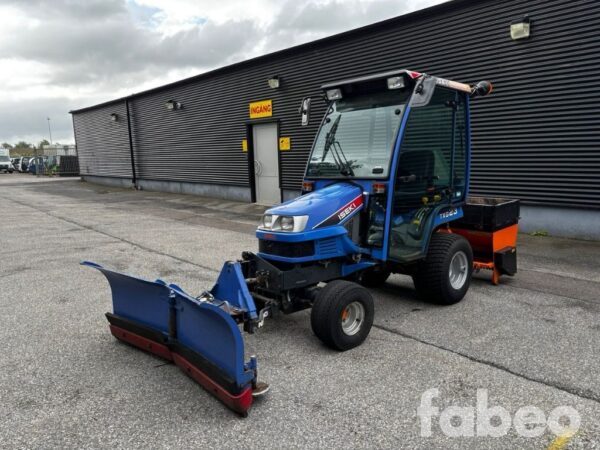 Iseki TXG23FH Kompakttraktor med vikplog och sandspridare