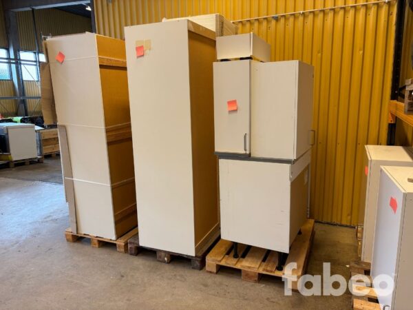Parti med olika skåp Parti med olika skåp