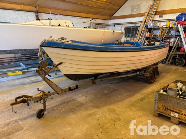 Styrpulpetbåt med Suzuki DF30