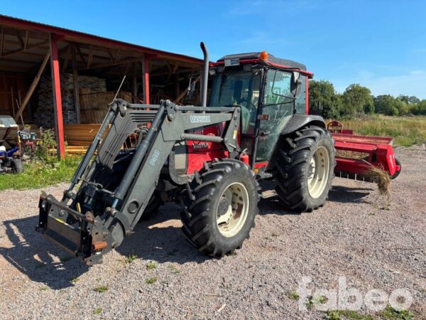 Valtra 900-4 Traktor med frontlastare
