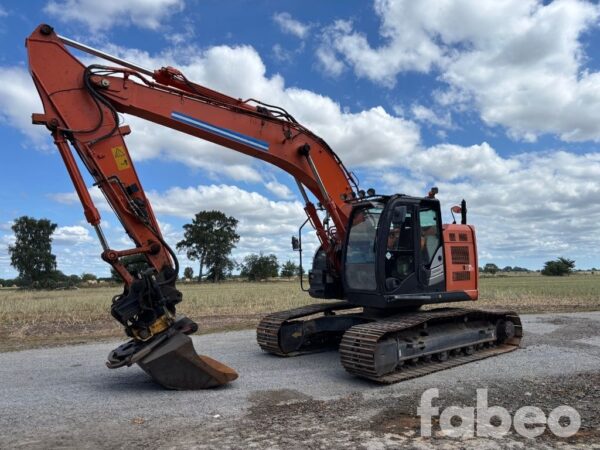 Hitachi ZX 225 USLC-5B Bandgrävare med Redskap och Leica