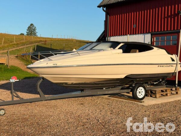 Regal 1950 Daycruiser Fin båt med kärra