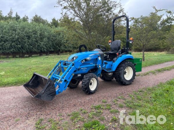 LS J27 HST Kompakttraktor med frontlastare och redskap