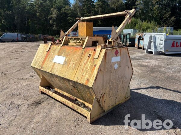 Dieseltank med lyftbygel och pump