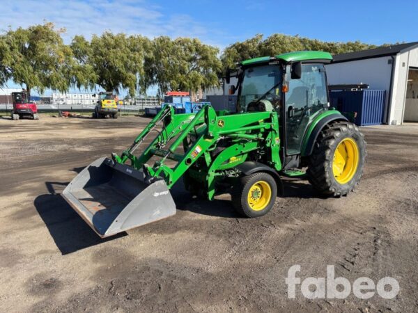 John Deere 4066R Kompakttraktor med frontlastare