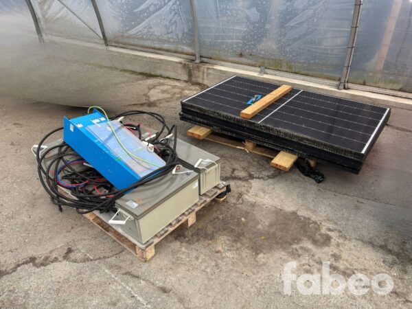 Victron Energy EasySolar Solcellssystem med solpaneler och batteribank