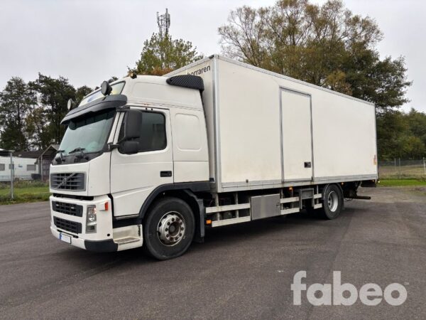 Volvo FM9 4x2 Skåplastbil med bakgavellyft